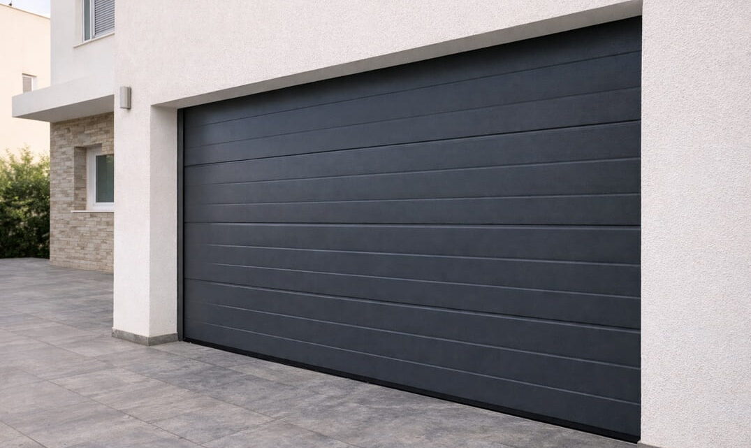 Puerta de garaje moderna instalada en comunidad residencial