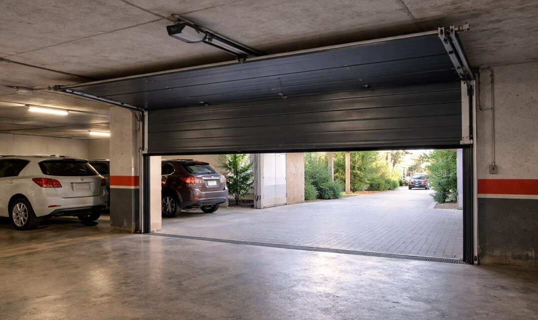 Puerta automática de garaje en comunidad de vecinos