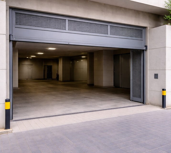 Puerta de garaje comunitaria en edificio residencial en Valencia