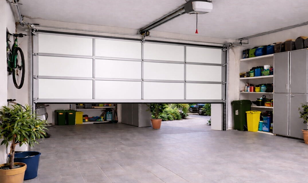 Puerta automática de garaje en vivienda residencial de Sagunto Valencia