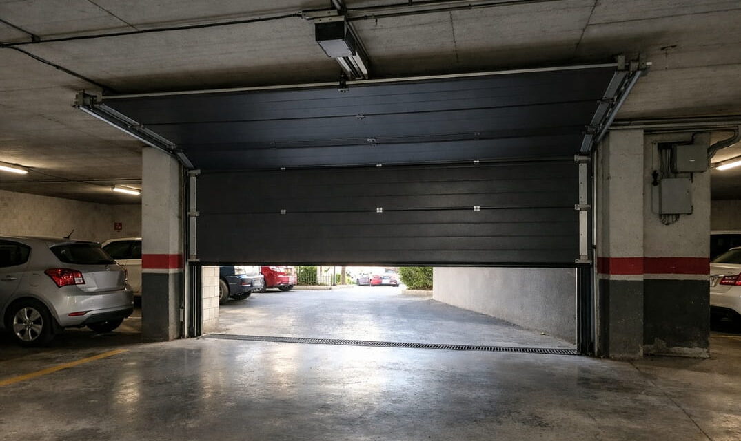 Puerta de garaje automática en interior de garaje comunitario