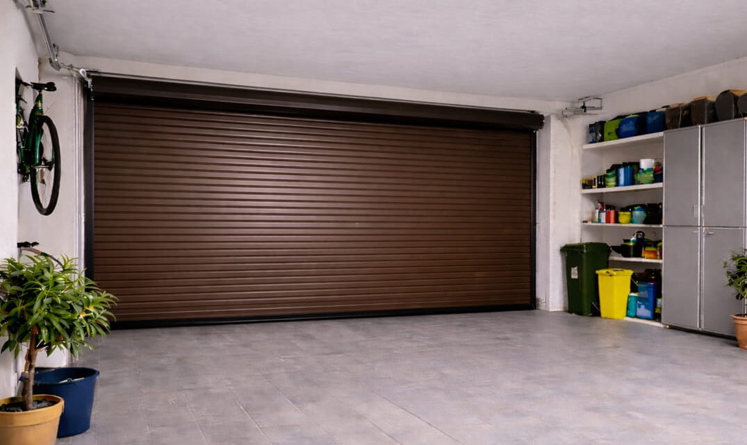 Puerta basculante de garaje en vivienda de Xirivella Valencia
